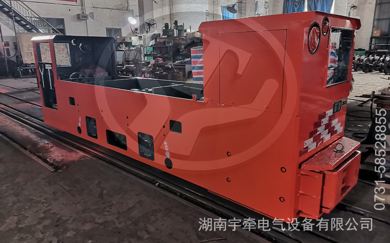 双驾驶室8吨防爆蓄电池电机车发货 1.jpg