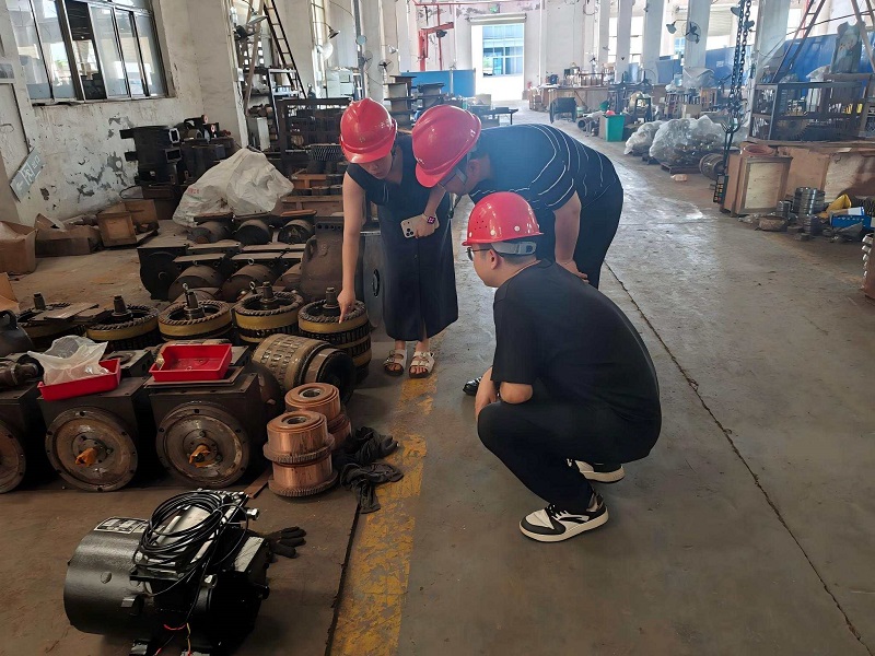 越南客户参观矿用电机车生产厂家 4.jpg