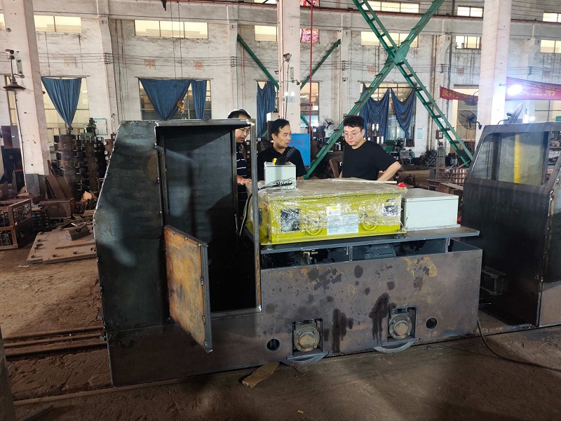越南客户参观矿用电机车生产厂家 1.jpg